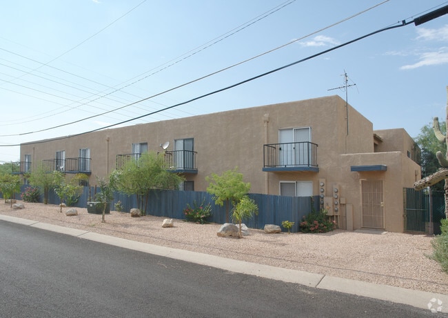 Building Photo - 3700 N Fairview