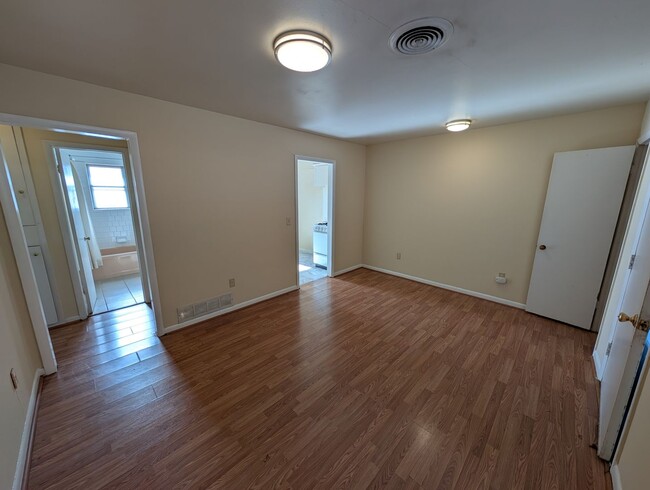 Building Photo - 2 bed, 1 bath duplex house in Edmond with ...