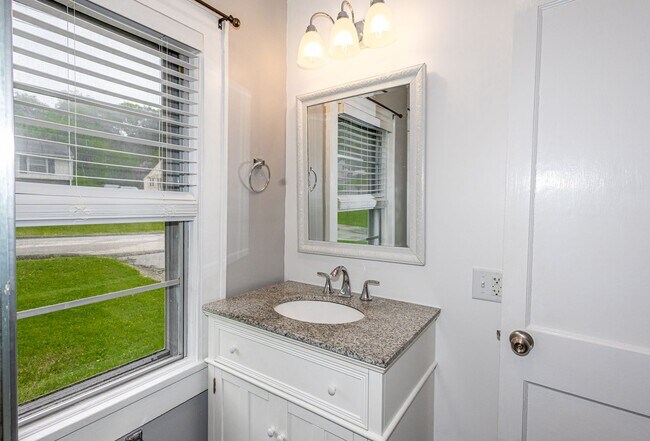 Building Photo - Cozy 2BD/2BTH in South Knoxville