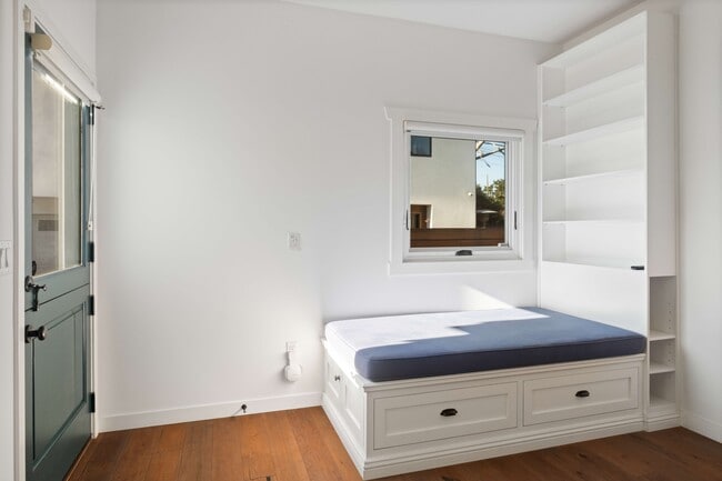 Building Photo - 2813 Military Ave