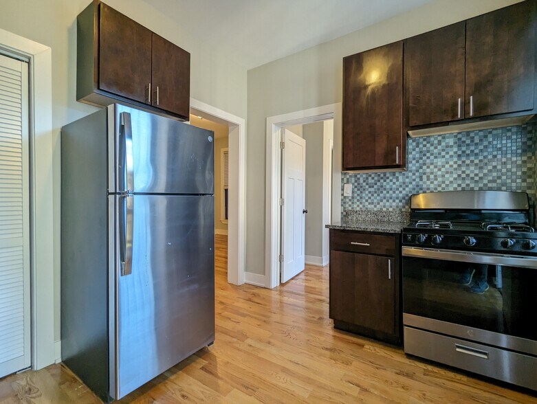 Building Photo - 625 W Oakdale Ave