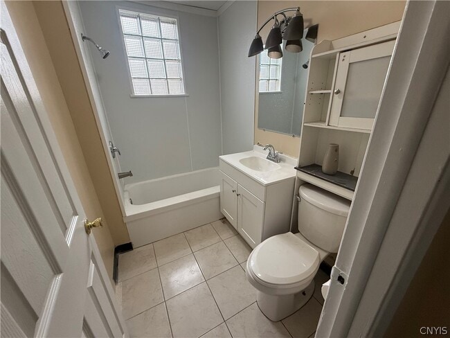 Building Photo - 1332 Oak St