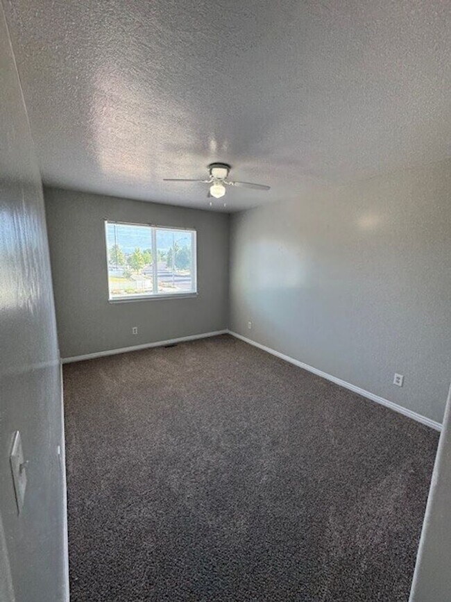 Building Photo - Sunshine & Savings: 2 Weeks Rent Free & $1...