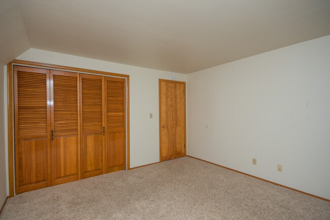 Building Photo - Unique 3 Bed 3 Bath Home