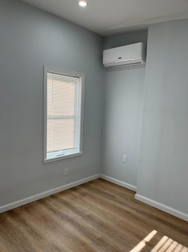 Building Photo - 1705 Tulip St