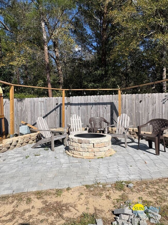 Building Photo - Custom upgrades in this beautiful Crestview home!