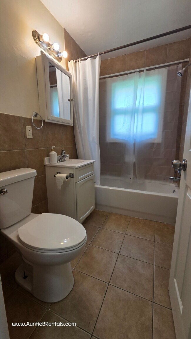 Building Photo - Great 2BR Duplex with a yard, Minneapolis - Bilingual landlords - open to S8