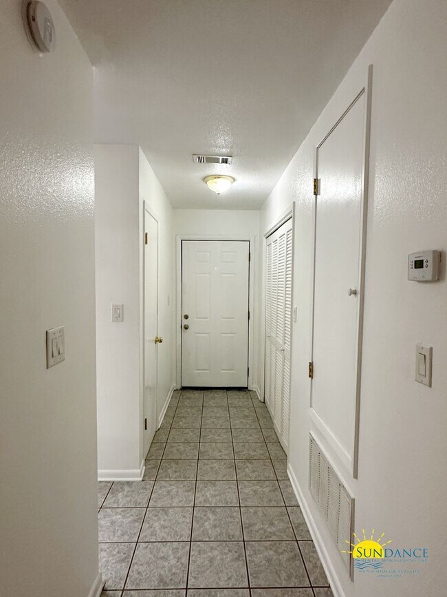 Building Photo - Charming 2 Bedroom Townhouse Located in FWB!