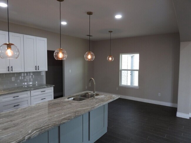 Building Photo - 400 Pitaya Ln