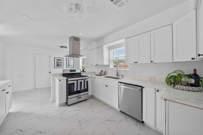 Building Photo - 5943 Greenmont Dr