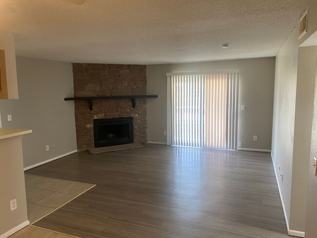 Building Photo - 3 Bedroom 2 Bathroom in Robinwood Condomin...