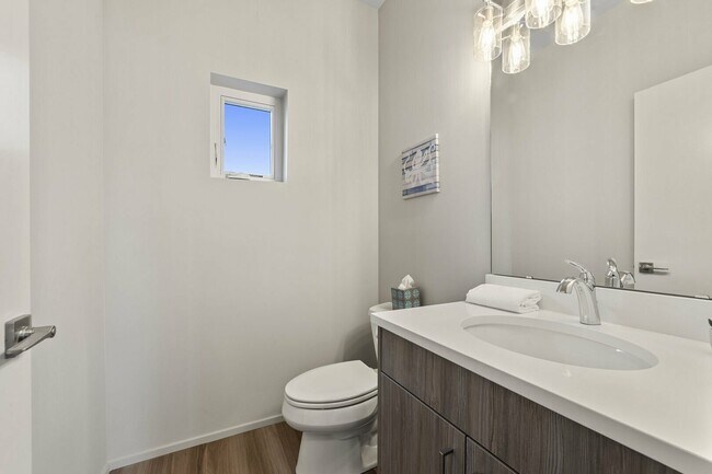 Building Photo - 914 21st St