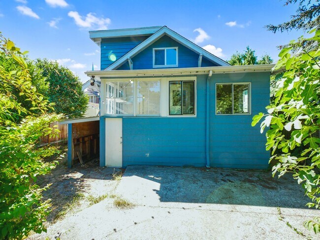 Building Photo - 2 Bed 1.5Bath Single-family House Availabl...