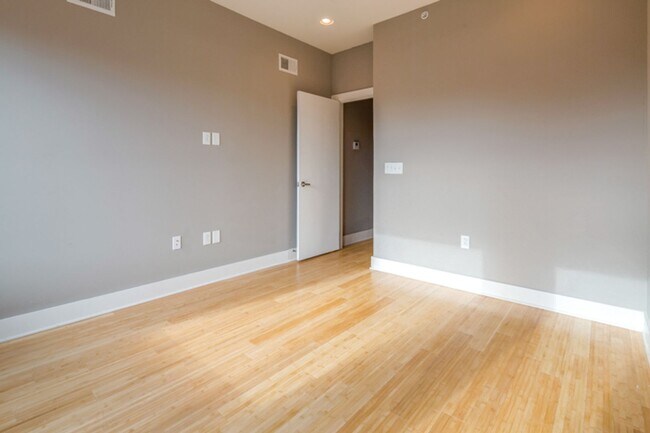 Building Photo - Queen Village Townhome
