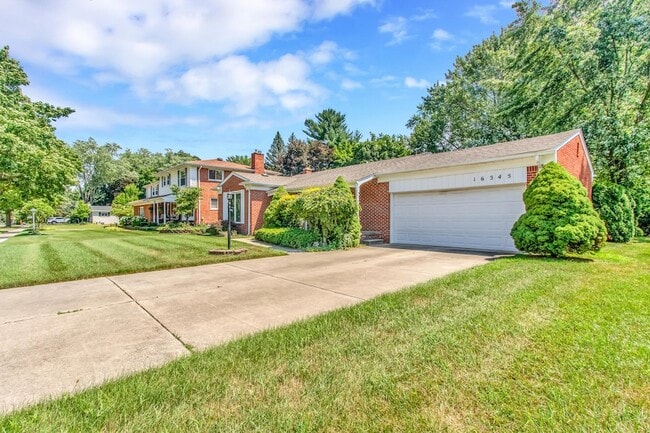 Building Photo - 16345 Pollyanna St