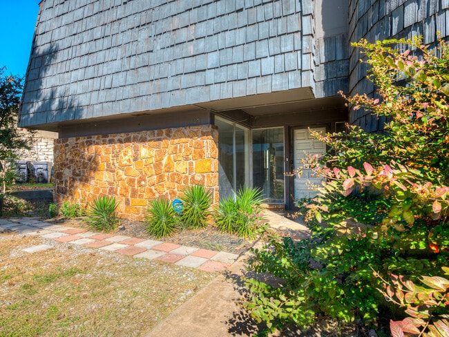 Building Photo - 6409 Miles Ln