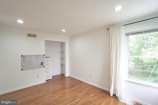 Building Photo - 113 N Stone Ridge Dr