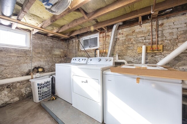 Building Photo - 584 Mt Hope St