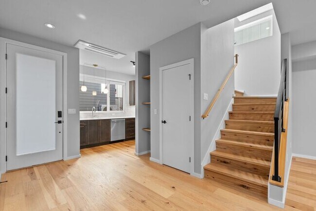 Building Photo - Stunning Othello Park Designer Townhome with Air Conditioning