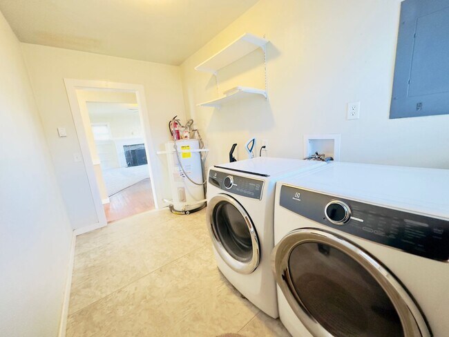 Building Photo - Classic Seattle South Park 2bed/1bath bung...