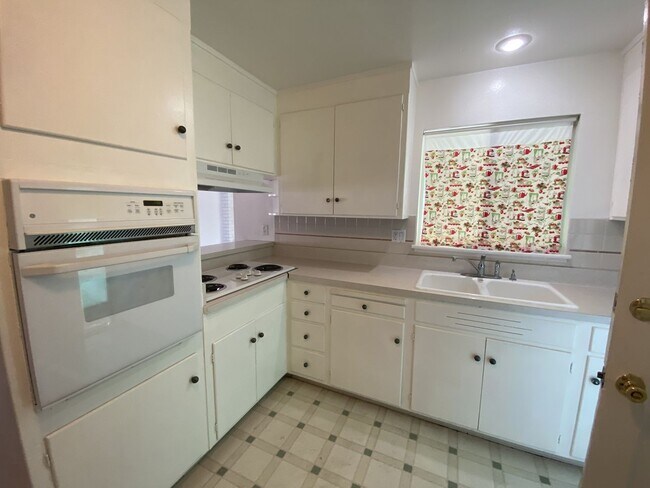 Building Photo - 0166 - MERRY LN