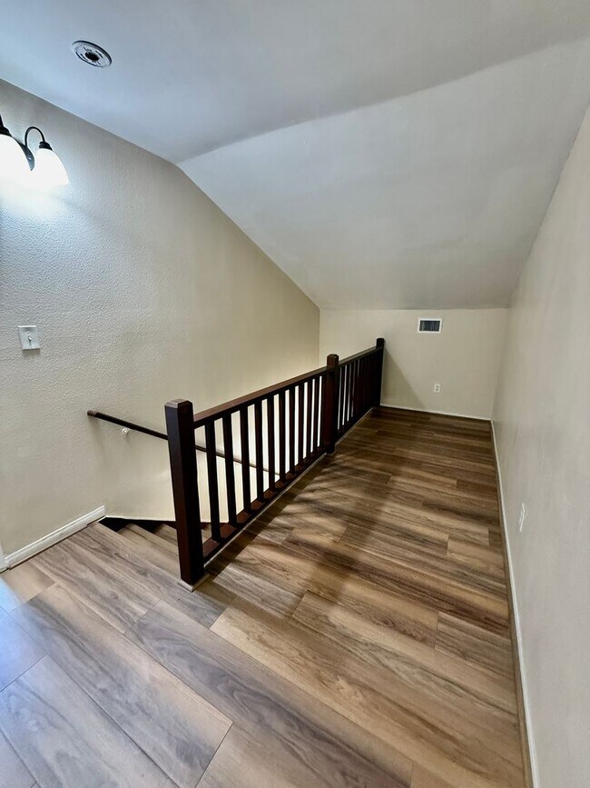 Building Photo - Large Single Story Home w/Loft