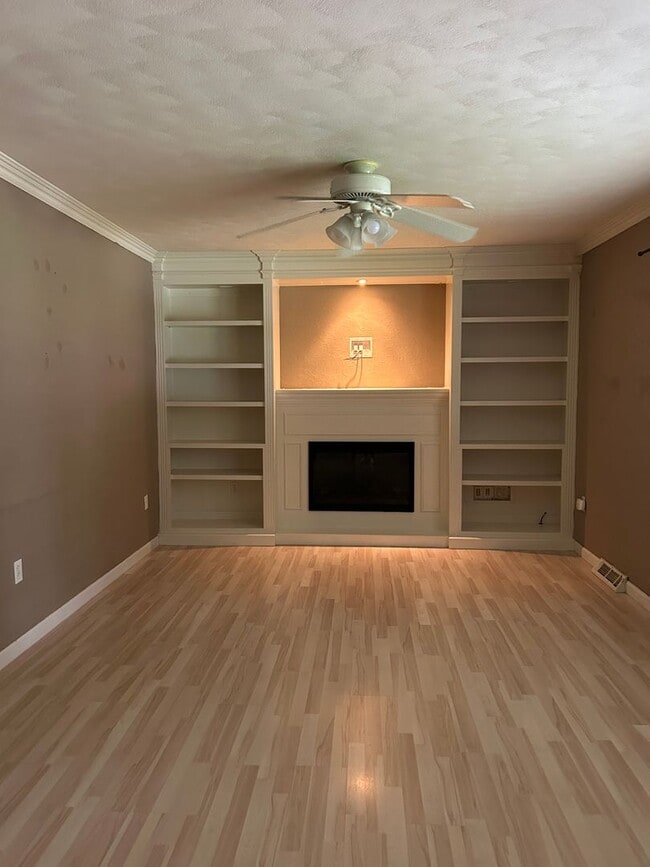 Building Photo - 10 Tanbark Dr