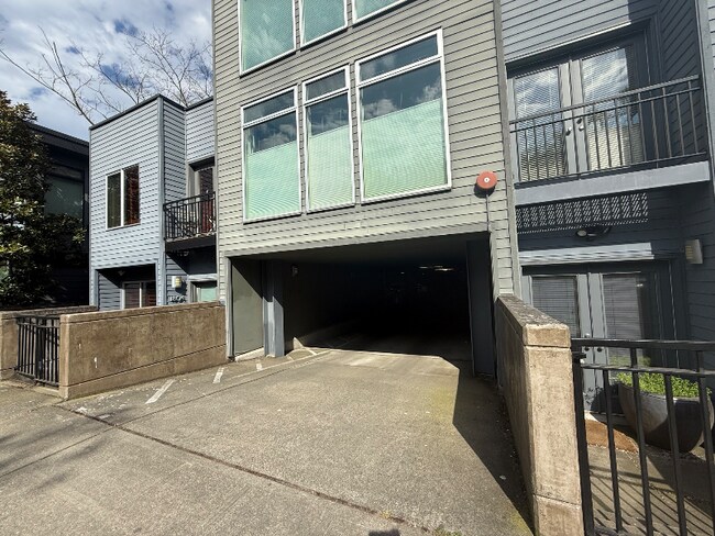 Building Photo - 1110 E Howell St