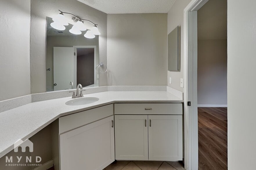 Building Photo - 10958 Mandarin Station Dr E