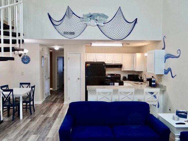 Building Photo - Beautifully Remodeled and Furnished Rental...