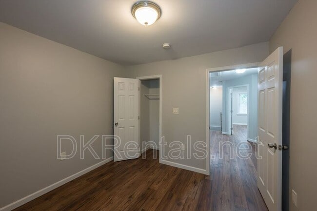 Building Photo - 257 Barfield Ave SW