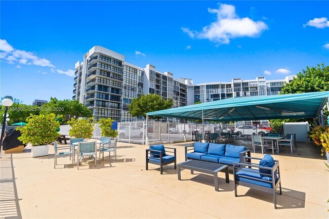 Building Photo - 800 Parkview Dr