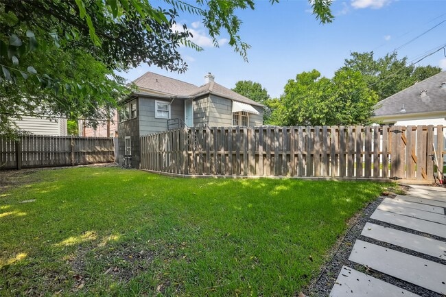 Building Photo - 2328 McClendon St