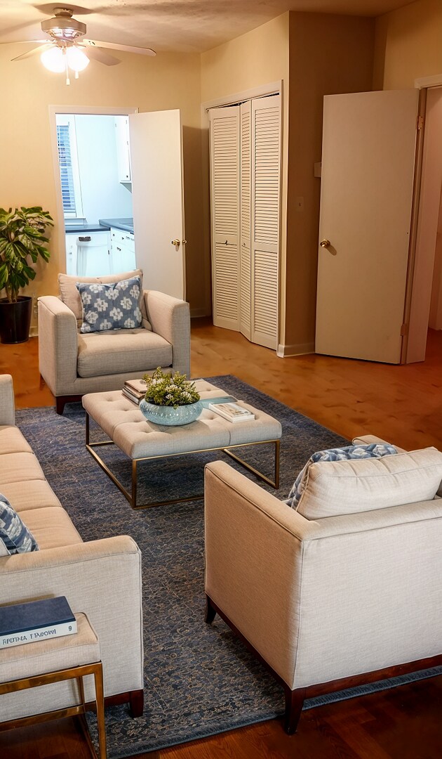 Building Photo - Near Sororities! - 2 Bed/1 Bath Flat on Baxter