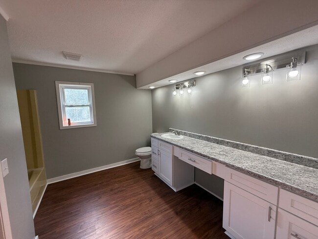 Building Photo - 722 Kitchen St