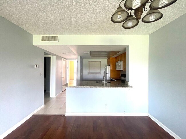 Building Photo - 1101 Crystal Lake Dr