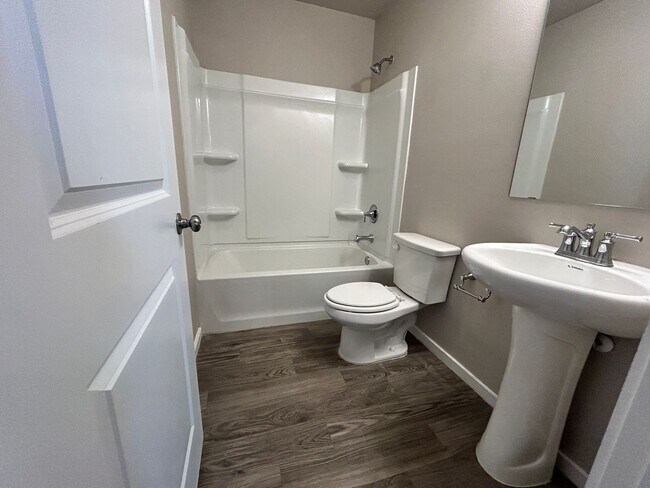 Building Photo - 3 bed 2 bath