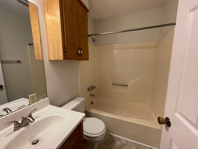 Building Photo - Brookhaven Estates Charmer!
