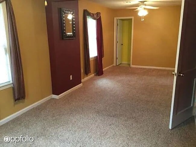 Building Photo - 2 bd, 2 ba house in old SW Columbia, fence...