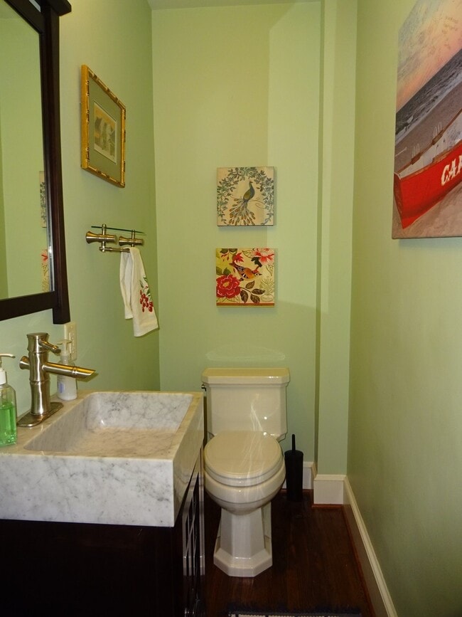 Building Photo - Beautiful Home with Fenced Yard in Rosemont!