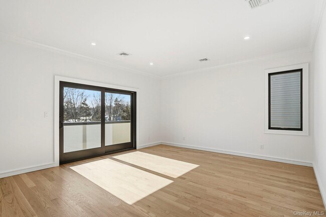 Building Photo - 31 Gedney Way