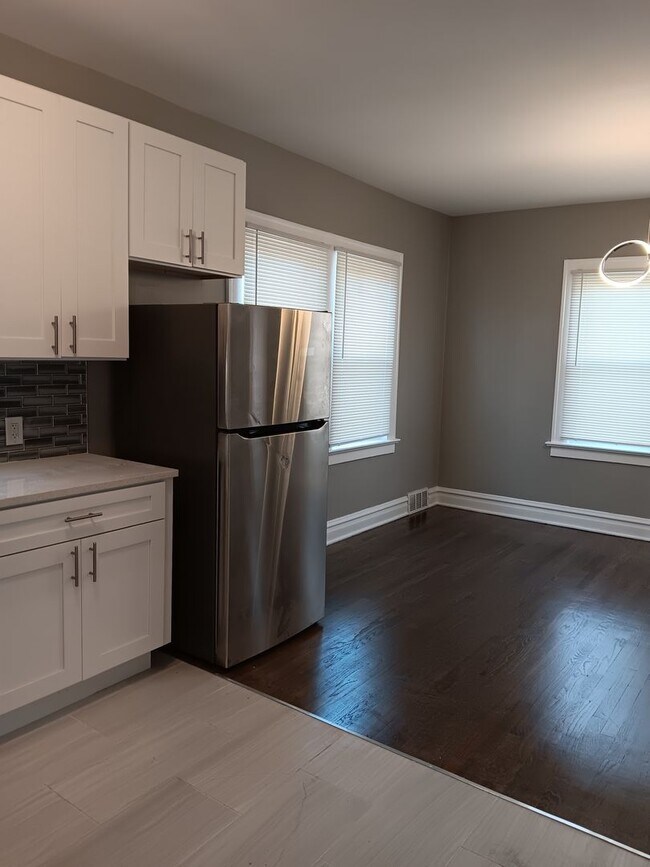 Building Photo - Spacious 2 Bedroom Home