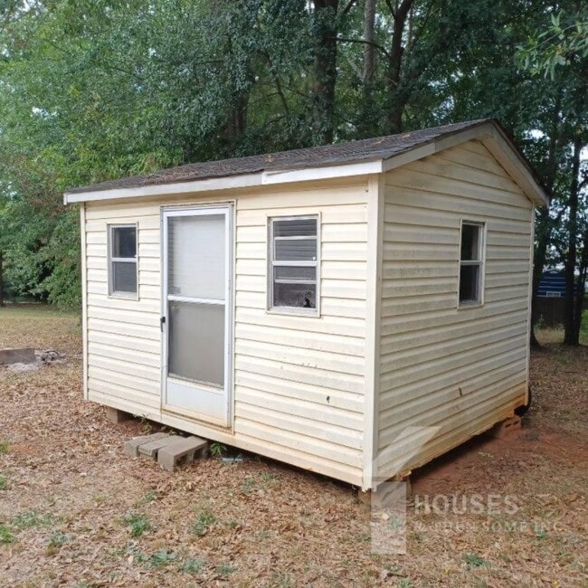 Building Photo - 154 Schoolyard Rd