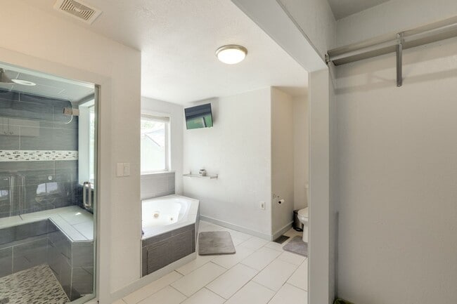 Building Photo - Charming 2Bed 2bath House in Denver