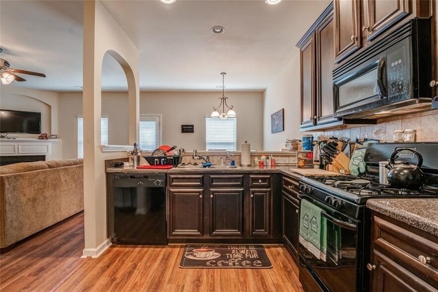 Building Photo - 208 Hidden Creek Pt