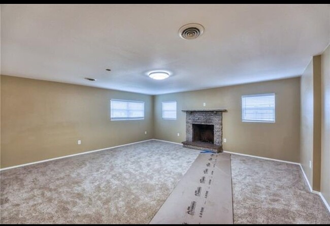 Spacious living room with fireplace - 1109 Cedar Dr