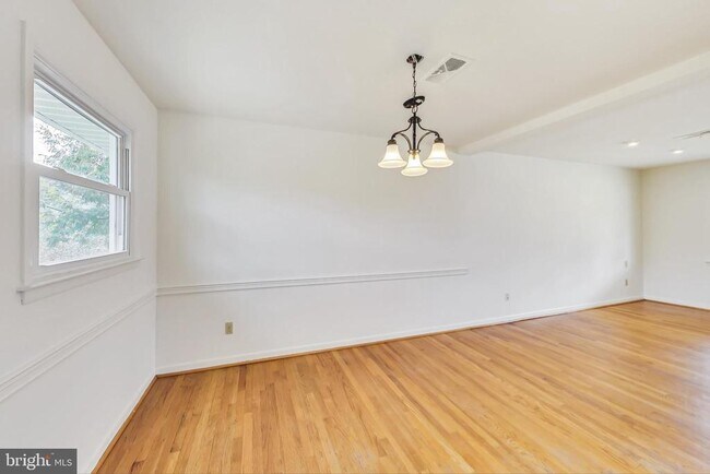 Building Photo - 1208 Pinewood Dr