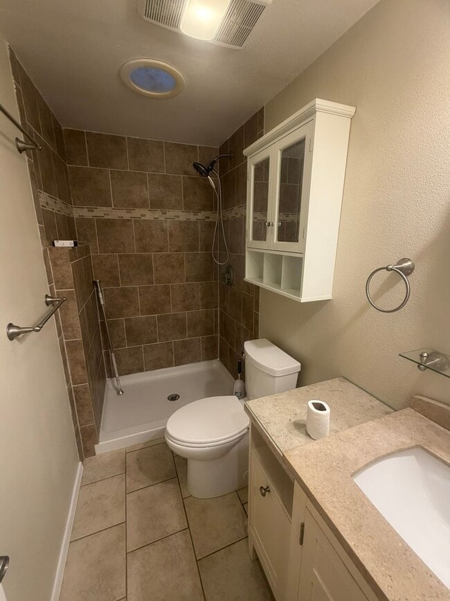 Building Photo - 3 Bed 2 Bath Home