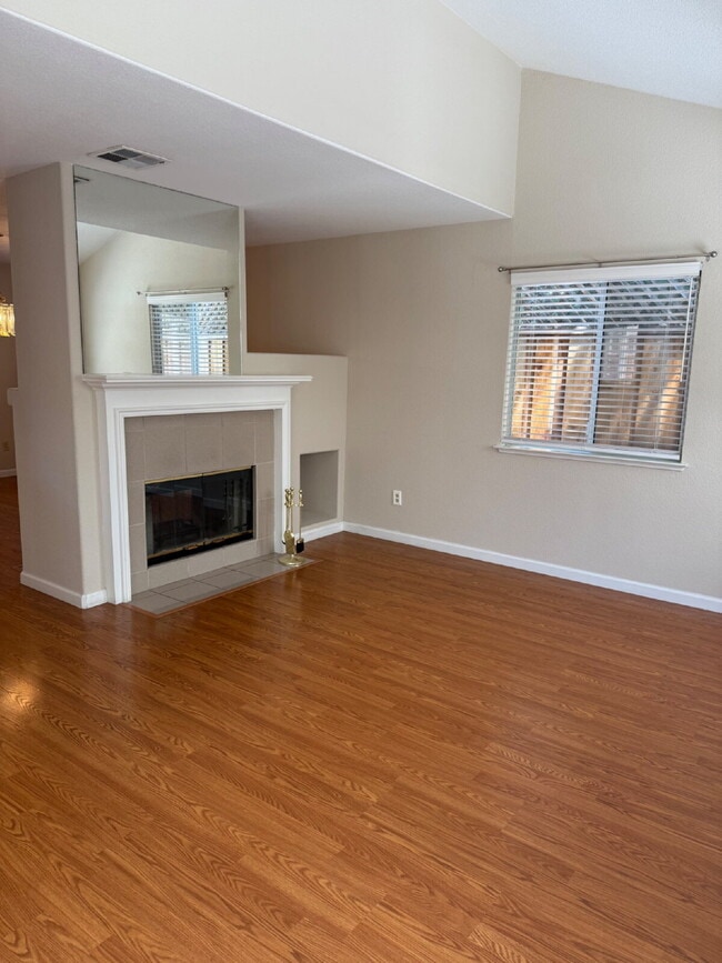 Building Photo - Charming 3 Bedroom 2.5 Bathroom Home in Pr...