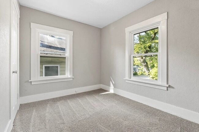 Building Photo - 2051 Thompson Ave